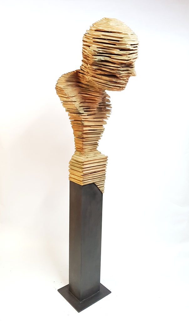 Zeljko Rusic fertigt seine Skulpturen und Reliefs aus Holz oder Metall